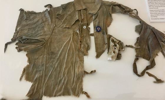 A shirt shredded in the nuclear bombing was an artifact in the disarmament exhibition. A shirt shredded in the nuclear bombing was an artifact in the disarmament exhibition.