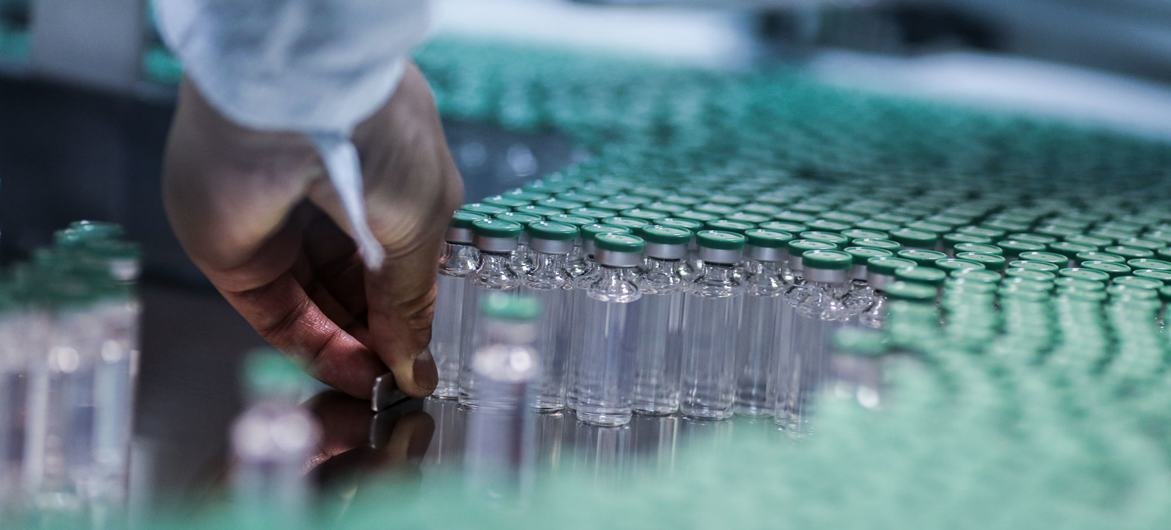 Bir çalışan Hindistan'da bir COVID-19 aşısının üretim hattında çalışıyor