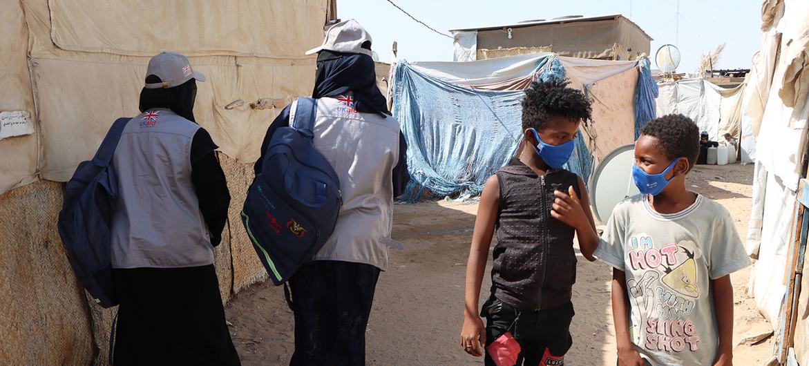 Community workers in Yemen raise awareness of the dangers of COVID-19 and the importance of taking the vaccine. Community workers in Yemen raise awareness of the dangers of COVID-19 and the importance of taking the vaccine.