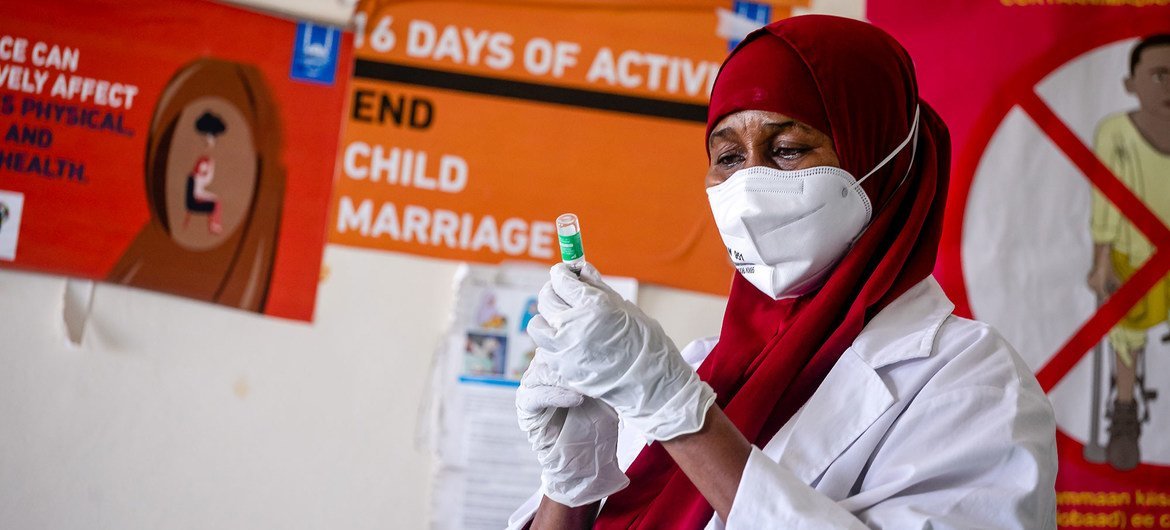 Bir sağlık çalışanı, Somali'nin Mogadişu kentindeki bir hastanede COVID-19 aşısı hazırlıyor.