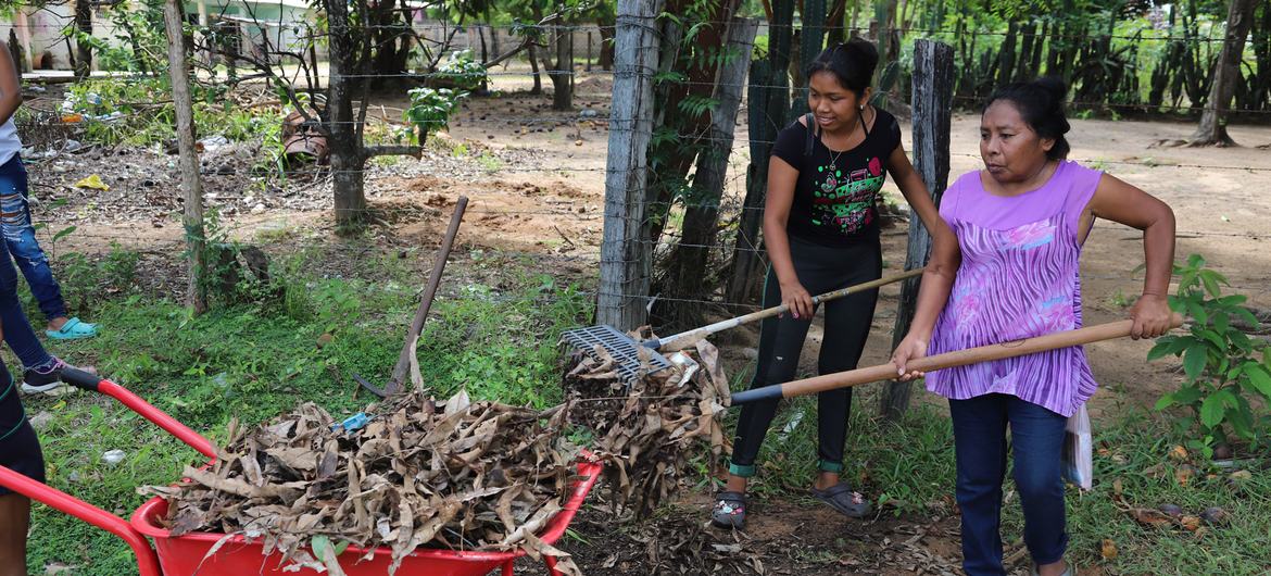Rio Negro'daki kadınlar ekim için toprağı hazırlıyor.