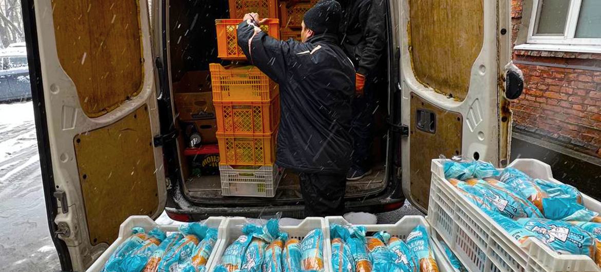 Bread from a WFP-contracted bakery is delivered to hospitals in Kharkiv, Ukraine. Bread from a WFP-contracted bakery is delivered to hospitals in Kharkiv, Ukraine.