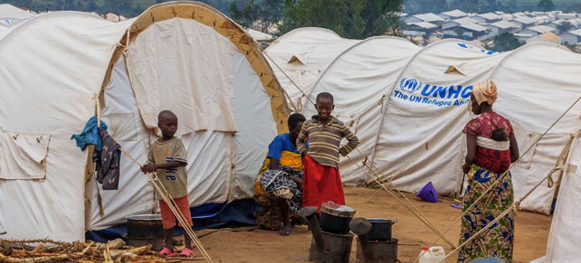 UNHCR remains firmly opposed to arrangements that seek to transfer refugees and asylum seekers to third countries in the absence of sufficient safeguards and standards. UNHCR remains firmly opposed to arrangements that seek to transfer refugees and asylum seekers to third countries in the absence of sufficient safeguards and standards.