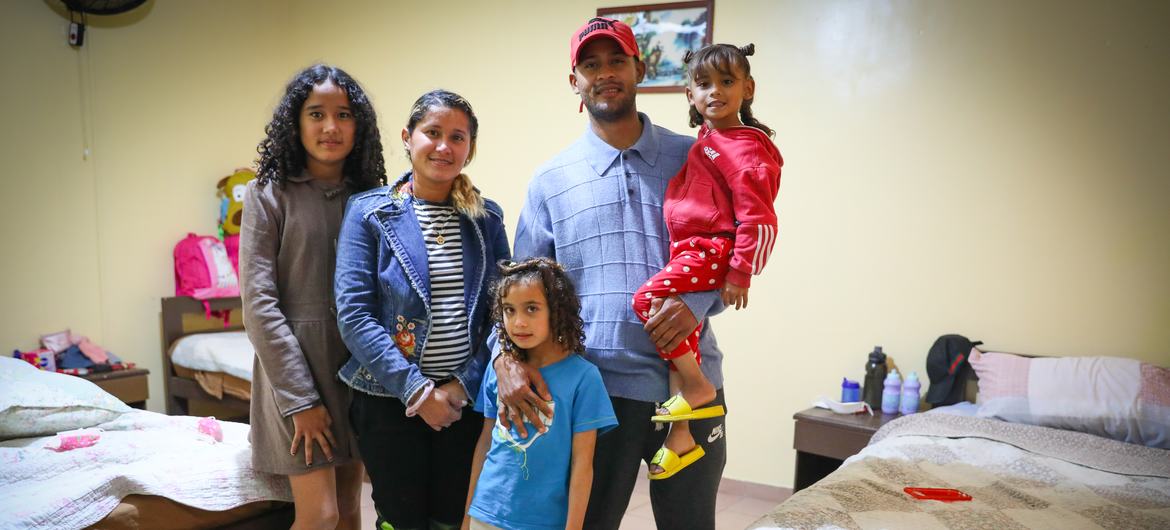 Francisco, un migrant vénézuélien, et sa famille, dans un refuge de l'OIM.