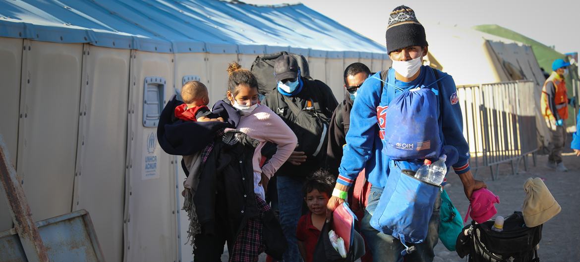 Venezuelan migrants Jhonny, Crisbel and their two children arrive at an IOM shelter in Chile.