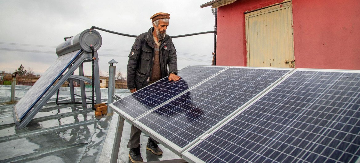 Afganistan'daki bir sağlık merkezi, iklim değişikliğine katkıda bulunan fosil yakıtlara olan bağımlılığı azaltan yenilenebilir enerji kullanıyor.