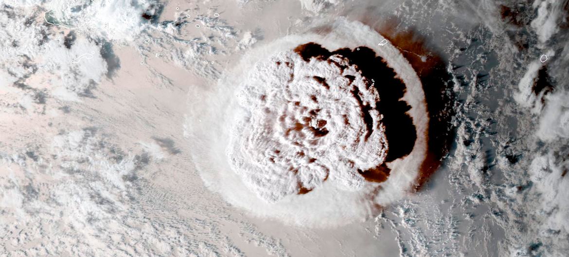 Explosive eruption of the Hunga Tonga-Hunga Ha'apai volcano on January 15, 2022. Explosive eruption of the Hunga Tonga-Hunga Ha'apai volcano on January 15, 2022.