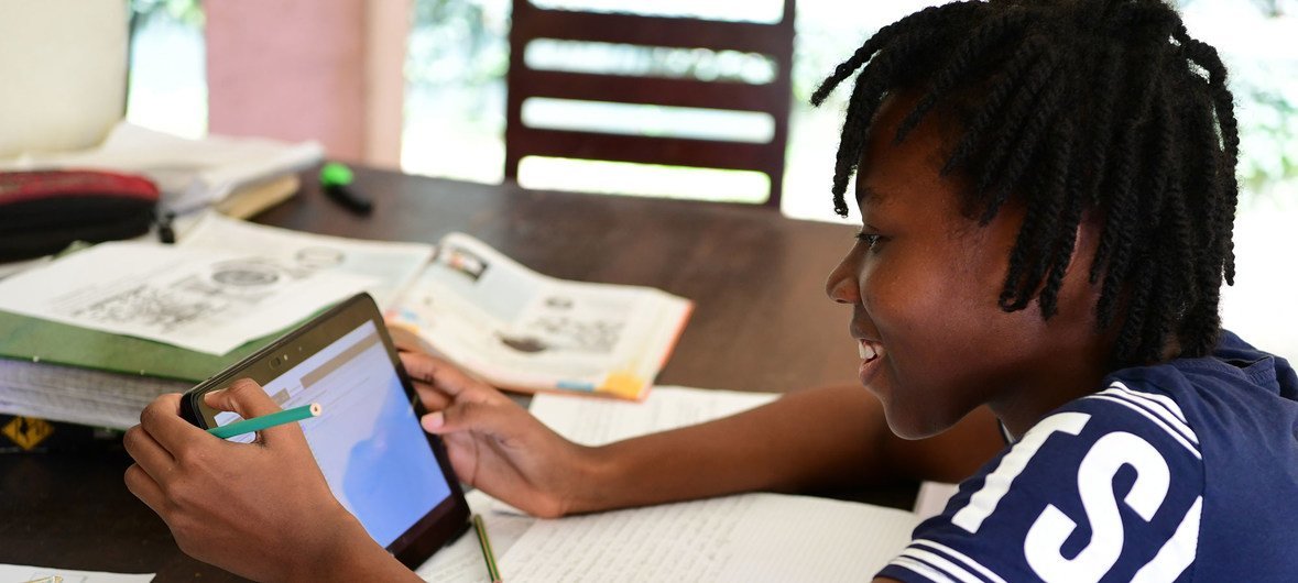 Fildişi Sahili'ndeki Abidjan'da bir kız evde çevrimiçi eğitim görüyor.