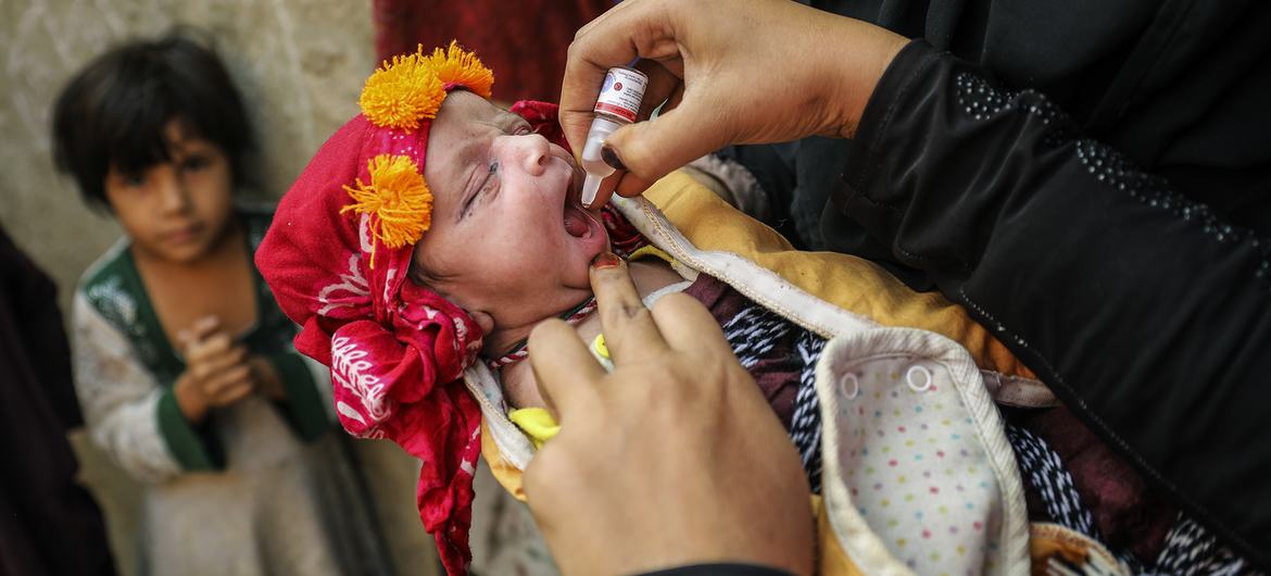 Pakistan'ın Karachi Sindh Eyaleti, Gadab kasabasında 13 günlük bir bebeğe çocuk felci aşısı yapıldı.  