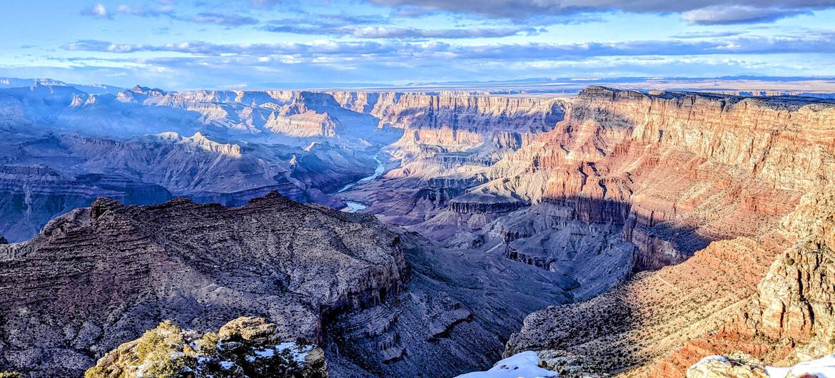 Carved out by the Colorado River, the Grand Canyon, which is located in the United States and was registered on UNESCO’s prestigious World Heritage List in 1979, retraces the geological history of the past two billion years. Carved out by the Colorado River, the Grand Canyon, which is located in the United States and was registered on UNESCO’s prestigious World Heritage List in 1979, retraces the geological history of the past two billion years.