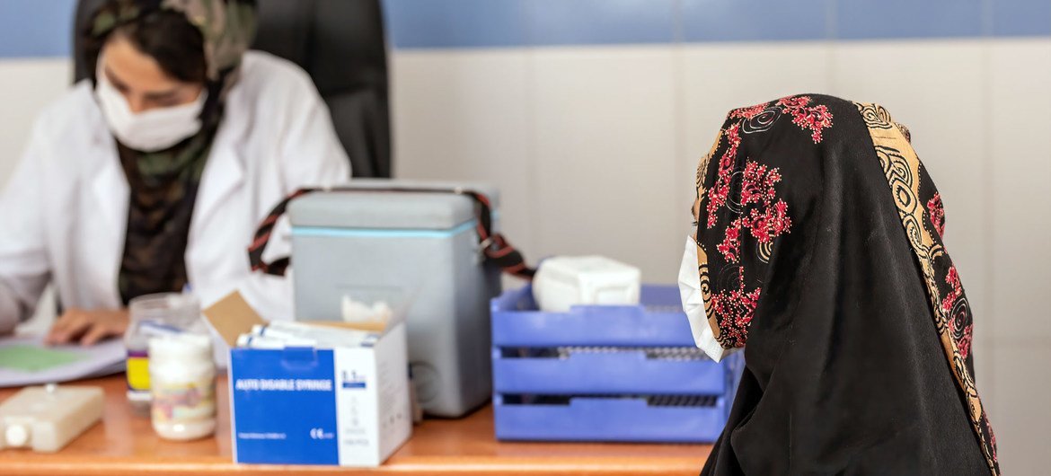 An woman attends a consultation before receiving her COVID-19 vaccination in Herat city, Afghanistan. (file) An woman attends a consultation before receiving her COVID-19 vaccination in Herat city, Afghanistan. (file)