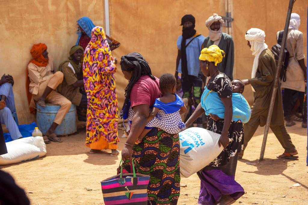 WFP, Sahel bölgesinde bulunan Burkina Faso şehri Dori'deki Malili mültecilere gıda ve nakit temelli yardım sağlıyor. 