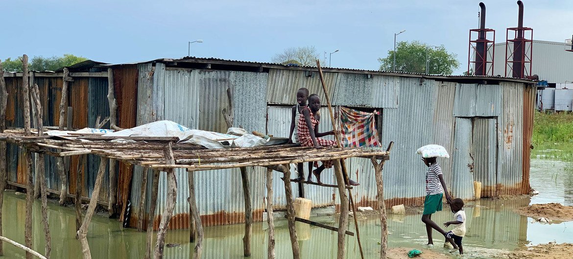 Despite rising waters, many families continue to live in their flood-affected homes in South Sudan’s Jonglei State. Despite rising waters, many families continue to live in their flood-affected homes in South Sudan’s Jonglei State.