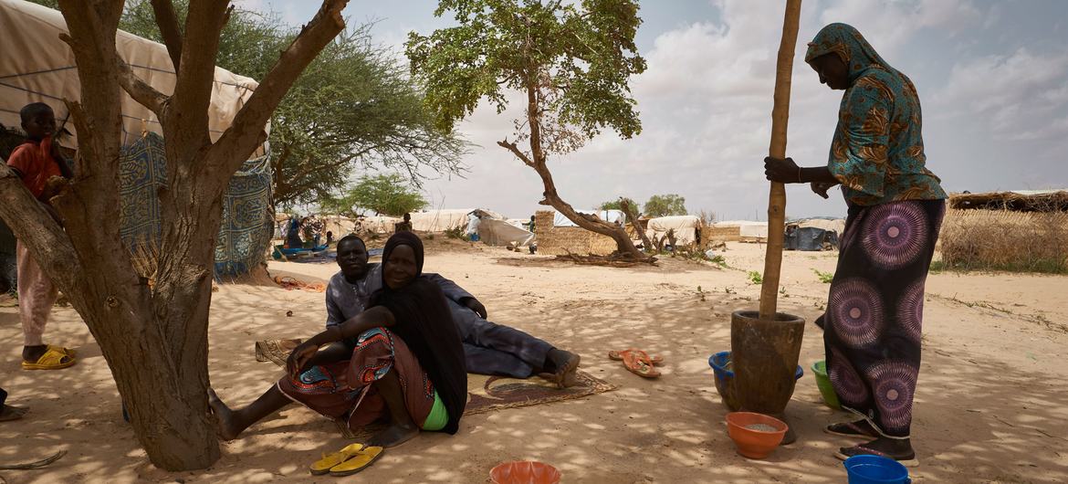 Refugee women prepare food at a displacement site in Ouallam, Tillaberi region of Niger.