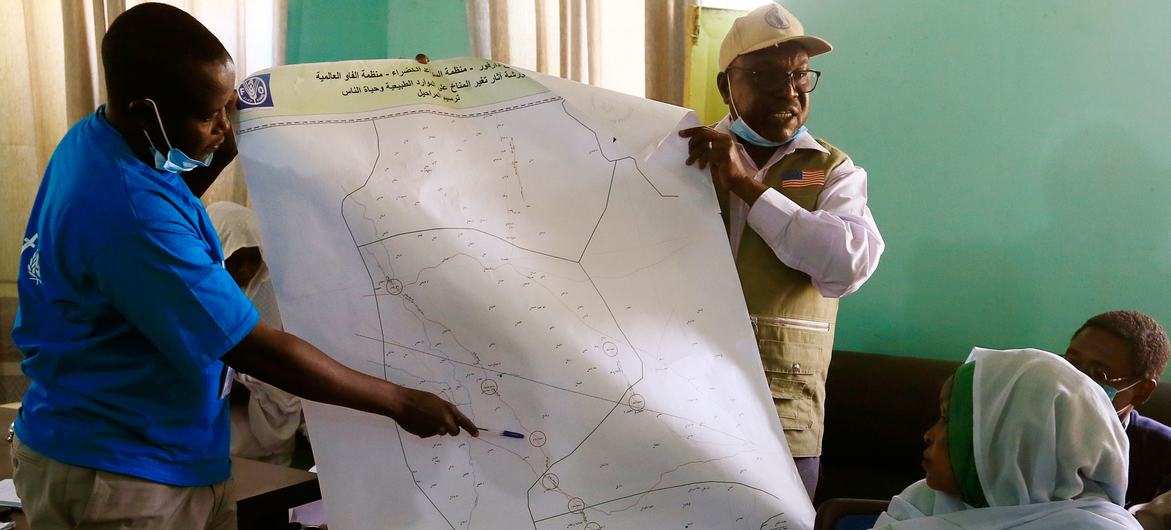 Presentation of migratory routes and conflict hotspots mapped by FAO in Yassin village, East Darfur, Sudan. Presentation of migratory routes and conflict hotspots mapped by FAO in Yassin village, East Darfur, Sudan.