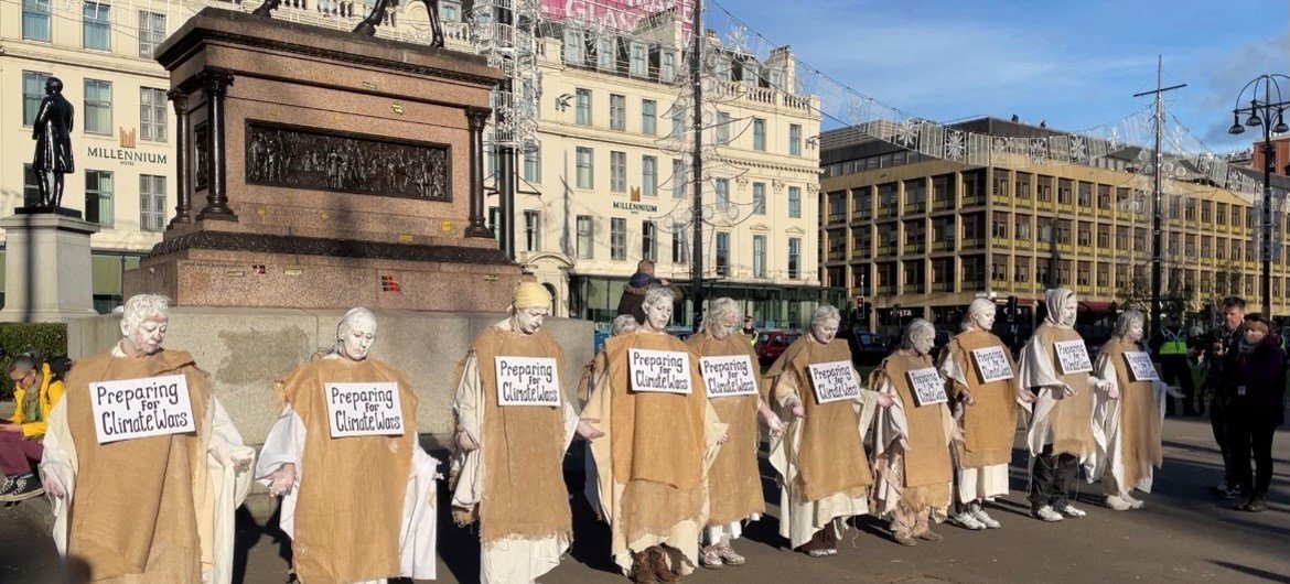 COP26 sırasında Glasgow şehir merkezinde iklim değişikliği protestocuları