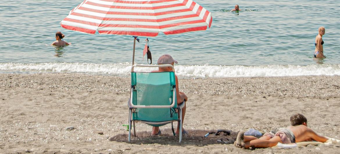 Most skin cancers are caused by too much exposure to ultraviolet (UV) light. Most skin cancers are caused by too much exposure to ultraviolet (UV) light.