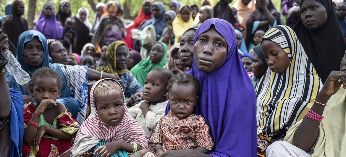 Ülke içinde yerinden edilmiş anneler, çocuklarıyla birlikte Nijerya'nın kuzeydoğusundaki Borno Eyaletinde bir WFP kıtlık değerlendirme tatbikine katılıyor.