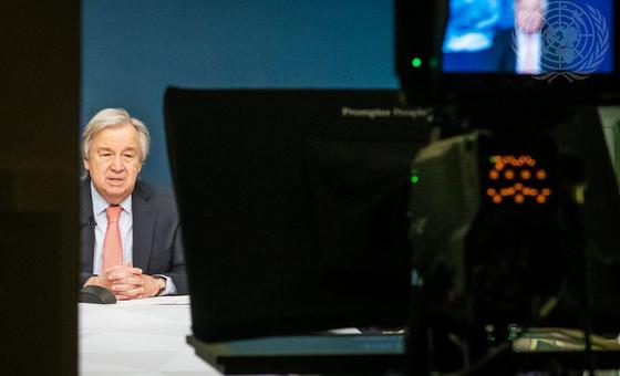 Genel Sekreter António Guterres, 22 Haziran 2022'de görev başında hayatını kaybeden BM personeli için düzenlenen anma töreninde konuşuyor.