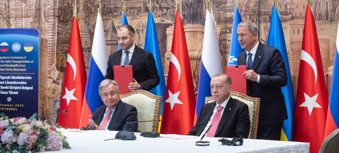 Secretary General António Guterres (left) and President Recep Tayyip Erdoğan at the signing ceremony of the Black Sea Grain Initiative in Istanbul, Türkiye.