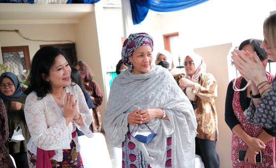 Genel Sekreter Yardımcısı Amina Jane Mohammed, 22 Mayıs 2022'de Endonezya'nın Jakarta kentinde toplumsal cinsiyete dayalı şiddet mağdurları ve mağdurlarıyla çalışan Endonezya sivil toplum kuruluşu Yahasan Pulih'te danışmanlarla bir araya geldi.