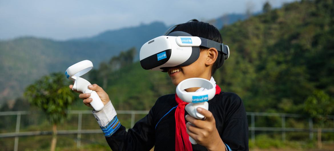 Bir öğrenci, Vietnam'ın Lao Cai eyaletindeki okulda AVR teknolojisini kullanıyor. Bir öğrenci, Vietnam'ın Lao Cai eyaletindeki okulda AVR teknolojisini kullanıyor.