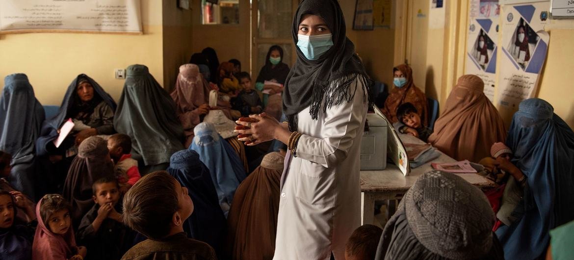 A nutrition nurse talks to women gathered at a UNICEF-supported clinic during a nutrition awareness session in Kandahar, Afghanistan. A nutrition nurse talks to women gathered at a UNICEF-supported clinic during a nutrition awareness session in Kandahar, Afghanistan.