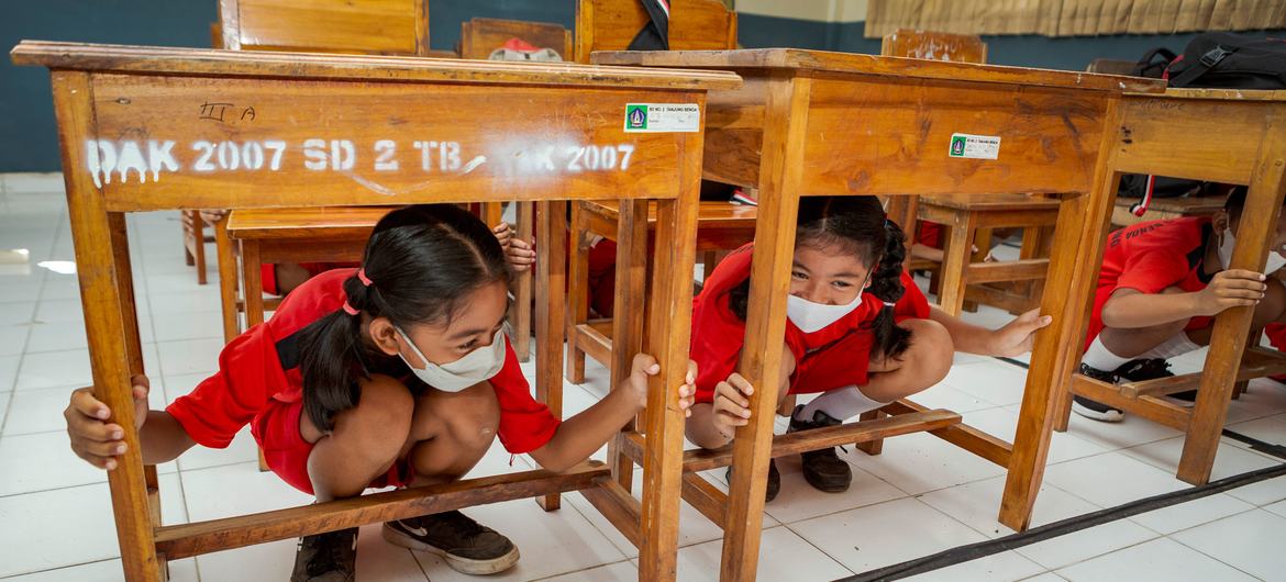 On her trip to Indonesia, Deputy Secretary-General Amina Mohammed visited a school in Bali where children practised tsumani preparedness. On her trip to Indonesia, Deputy Secretary-General Amina Mohammed visited a school in Bali where children practised tsumani preparedness.