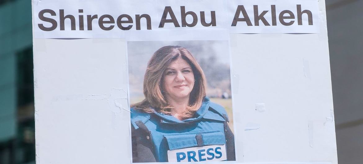 Filistinli gazeteci Shireen Abu Akleh'i desteklemek için Londra'daki bir protestodan bir pankart.