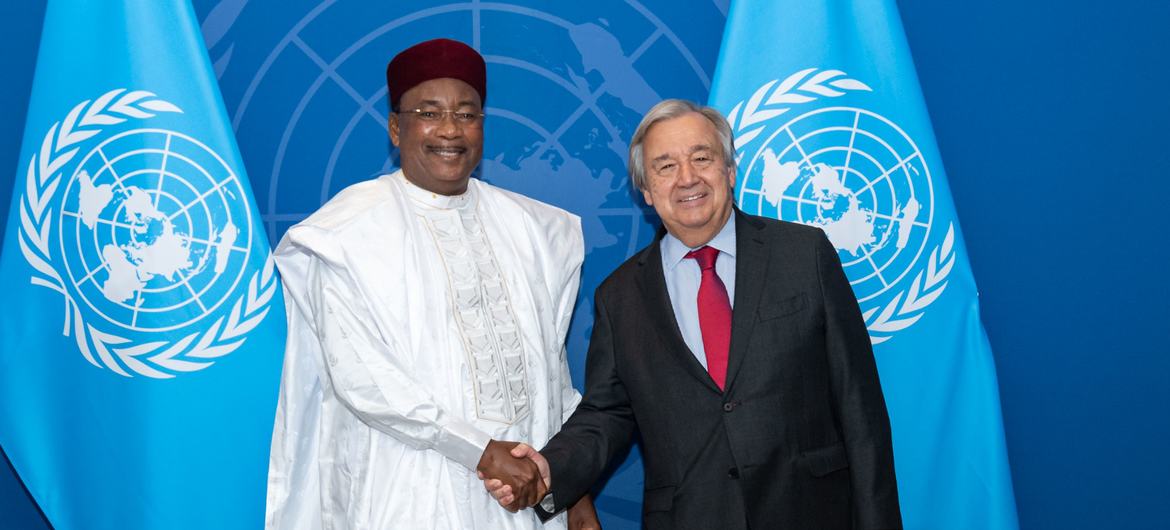 Genel Sekreter António Guterres (sağda), Sahel'deki Bağımsız Yüksek Düzeyli Güvenlik, Yönetişim ve Kalkınma Paneli Başkanı Mahamadou Issoufou ile bir araya geldi.