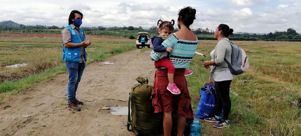 A UNHCR staff member assists Nicaraguan asylum seekers in Upala, near Costa Rica’s border with Nicaragua. A UNHCR staff member assists Nicaraguan asylum seekers in Upala, near Costa Rica’s border with Nicaragua.