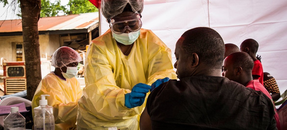 A health worker vaccinates a man against the Ebola virus in Beni, eastern Democratic Republic of the Congo. (file photo) A health worker vaccinates a man against the Ebola virus in Beni, eastern Democratic Republic of the Congo. (file photo)