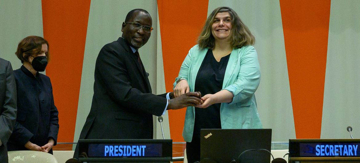 Ambassador Collen Vixen Kelapile, outgoing President of the Economic and Social Council (ECOSOC), shakes hands with incoming President Ambassador Lachezara Stoeva of Bulgaria at a handover ceremony. Ambassador Collen Vixen Kelapile, outgoing President of the Economic and Social Council (ECOSOC), shakes hands with incoming President Ambassador Lachezara Stoeva of Bulgaria at a handover ceremony.