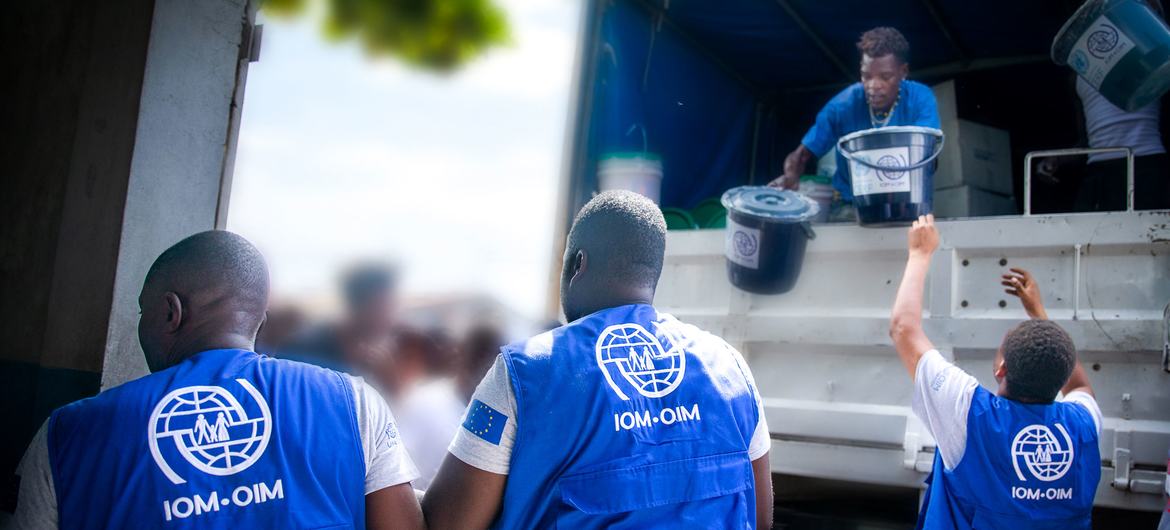IOM, Haiti, Cité Soleil'deki savunmasız topluluklara yardım malzemeleri sağlıyor.