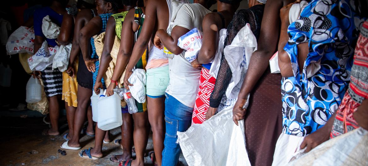 Residents of Cité Soleil in Haiti queue for UN relief items. Residents of Cité Soleil in Haiti queue for UN relief items.
