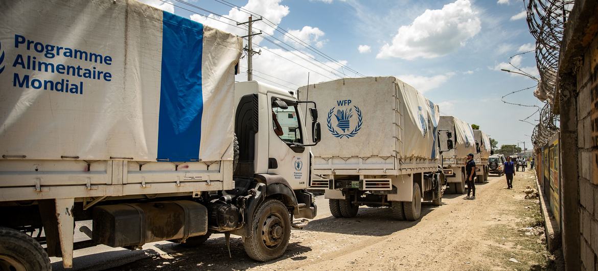 IOM kamyonları, savunmasız topluluklar için yardım malzemeleriyle Haiti'deki Cité Soleil'e gidiyor.