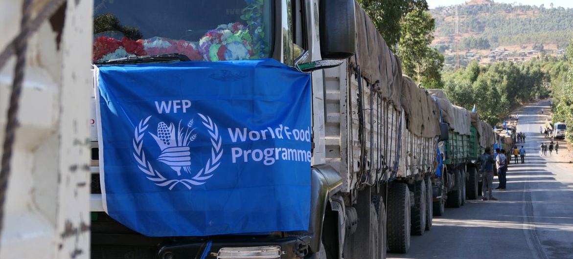 Etiyopya, Tigray'daki Adi Harush, Mai Aini, Mekelle ve Shire'a gıda ve beslenme malzemeleri sağlayan WFP konvoy kamyonları.
