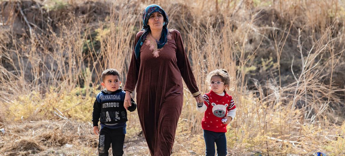 Familes arrive in rural Al-Hasakeh, fleeing continuing hostilities in Ras Al-Ain, northeast Syria. (file) Familes arrive in rural Al-Hasakeh, fleeing continuing hostilities in Ras Al-Ain, northeast Syria. (file)