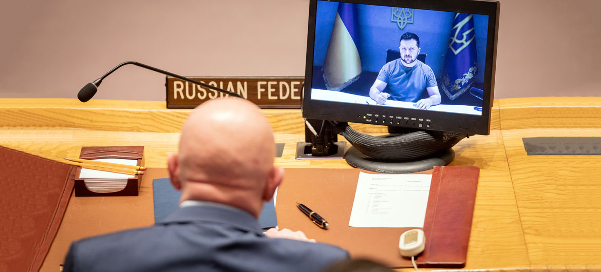 Ukrayna Devlet Başkanı Volodymyr Zelenskyy (ekranda), Ukrayna'da barış ve güvenliğin korunmasına ilişkin Güvenlik Konseyi toplantısında konuşuyor.