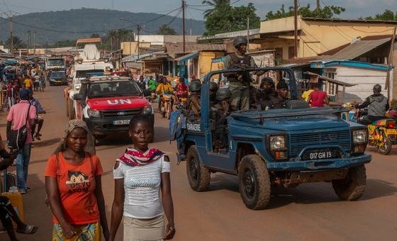 MINUSCA barış güçleri ve Orta Afrika savunma ve güvenlik güçleri Bangui'de devriye geziyor.