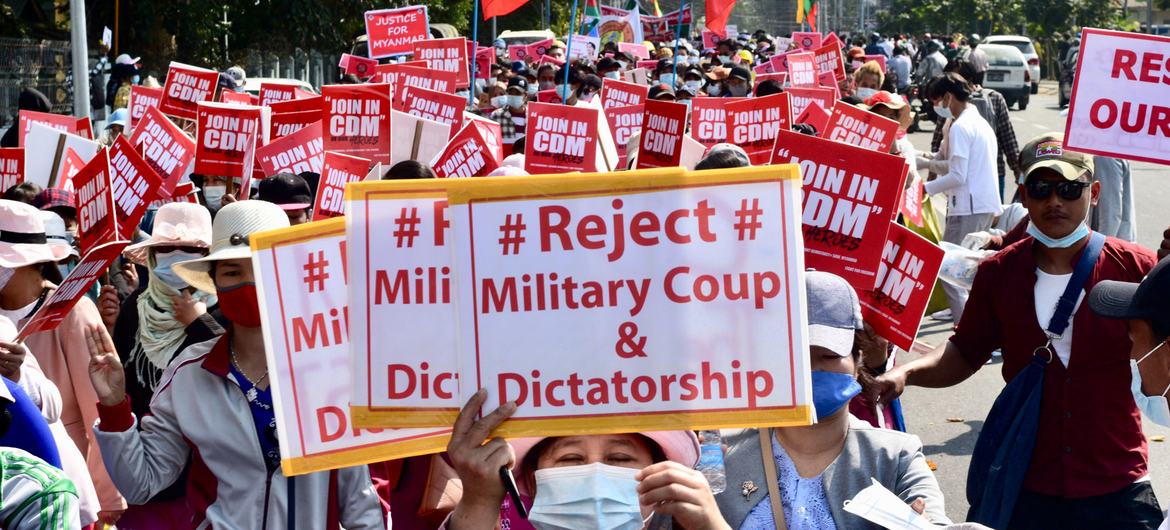 Myanmar'da askeri darbeye karşı düzenlenen yürüyüşe protestocular katıldı.