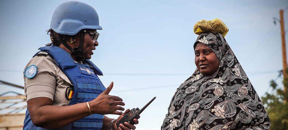 A female UN peacekeeper interacts with a local woman in the Ménaka region of Mali.