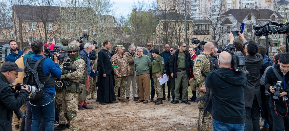 BM Genel Sekreteri António Guterres (ortada), Ukrayna'nın başkenti Kiev'in eteklerinde Bucha'yı ziyaret ediyor. BM Genel Sekreteri António Guterres (ortada), Ukrayna'nın başkenti Kiev'in eteklerinde Bucha'yı ziyaret ediyor.