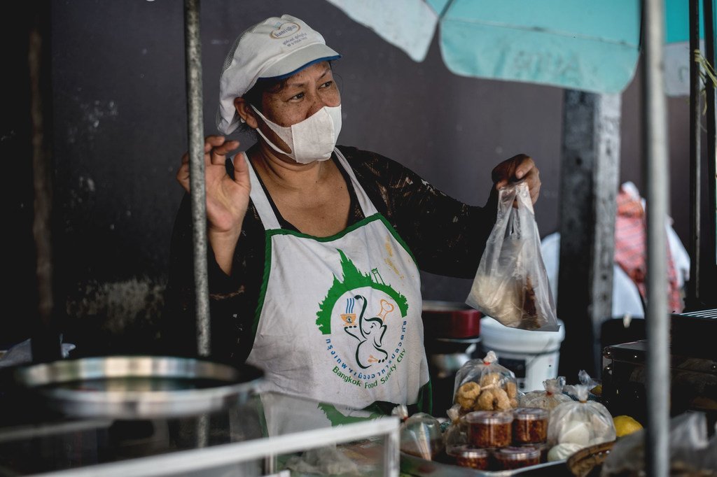 Birçok sokak yemeği satıcısı, COVID-19'un Tayland'daki kasaba ve şehirleri kepenklerini kapatmasıyla tek gelir kaynaklarını kaybetti.