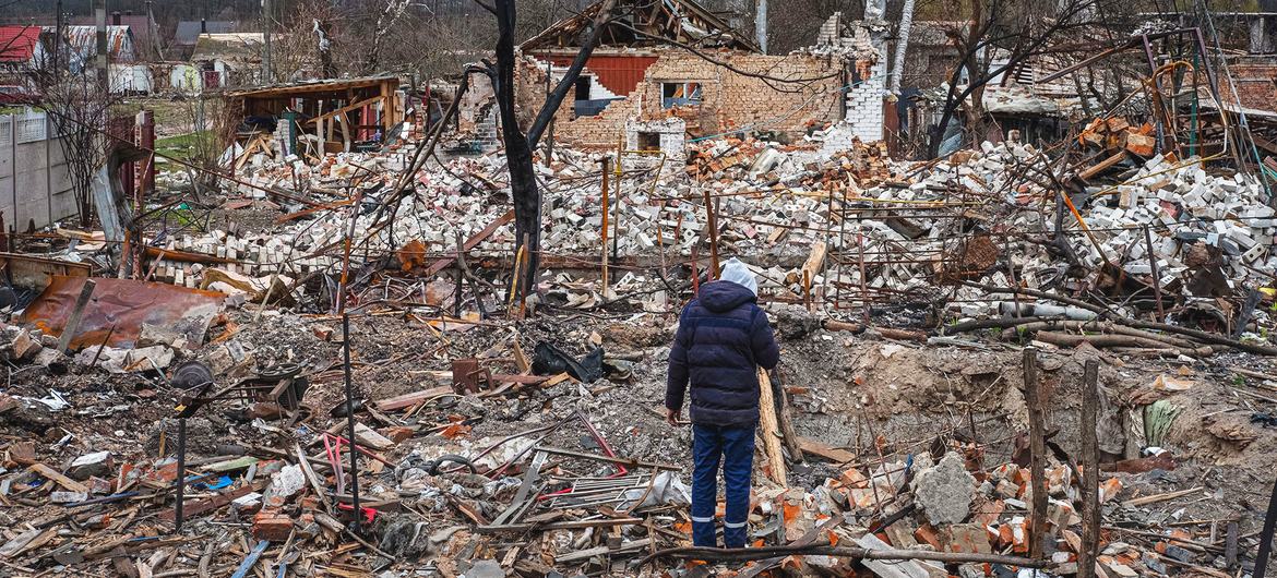 Ukrayna'nın Chernihiv eteklerindeki Novoselivka'daki çatışmalarda evler yıkıldı.
