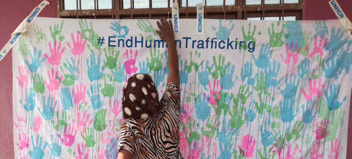 A refugee whose family were impacted by human trafficking shows her support for UNHCR’s anti-trafficking campaign in eastern Sudan. A refugee whose family were impacted by human trafficking shows her support for UNHCR’s anti-trafficking campaign in eastern Sudan.