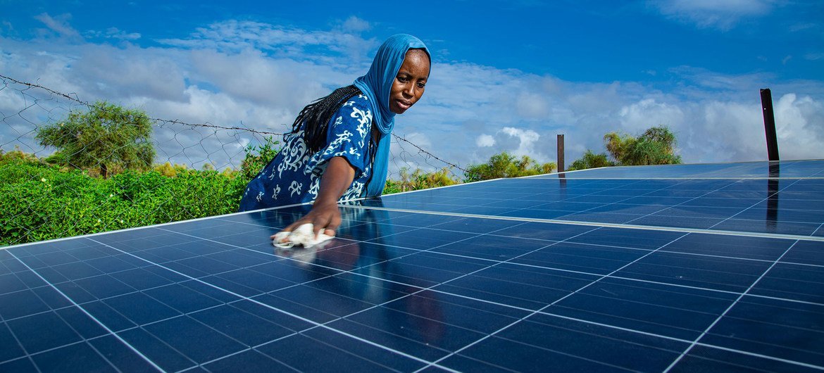 Güney Moritanya'daki bir kadın kooperatifi, pazar bahçesine su sağlayan sondaj deliğini çalıştırmak için güneş enerjisi kullanıyor.