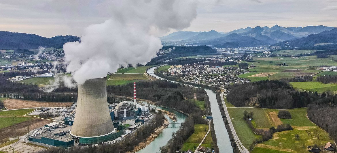Burning fossil fuels emits a number of air pollutants that are harmful to both the environment and public health. Burning fossil fuels emits a number of air pollutants that are harmful to both the environment and public health.
