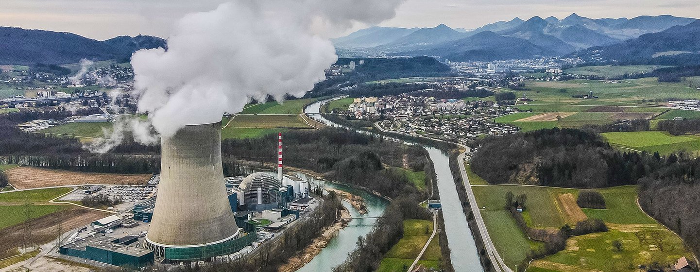 Burning fossil fuels emits a number of air pollutants that are harmful to both the environment and public health. Burning fossil fuels emits a number of air pollutants that are harmful to both the environment and public health.