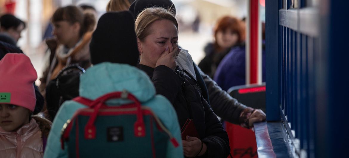 At the border between Ukraine and Moldova in Palanca, refugees stand in line